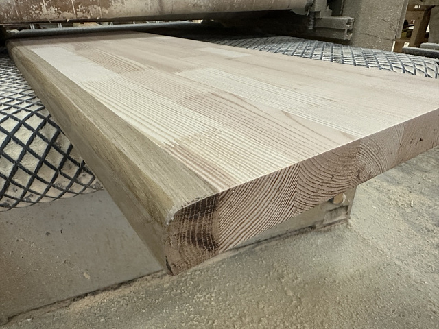 Деревянные ступени для лестницы с дубовой вставкой для защиты от износа края ступеней